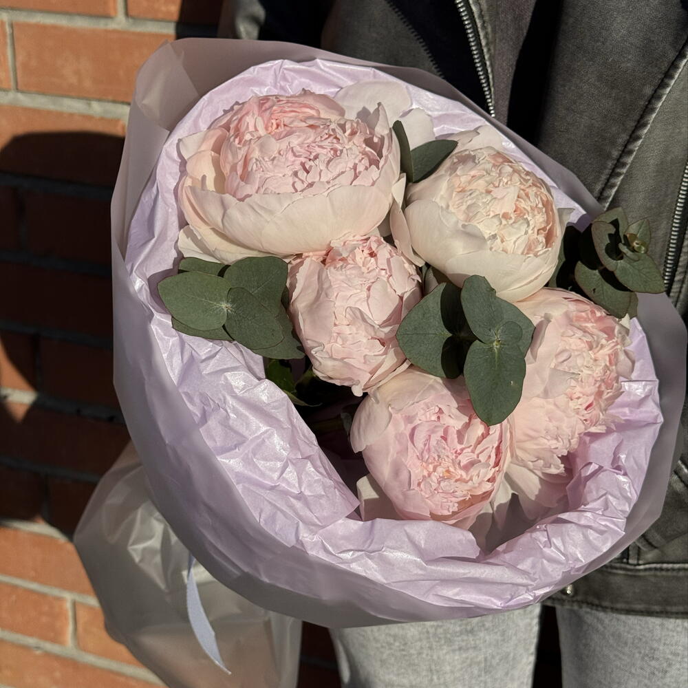 Букет из пяти пионов с эвкалиптом