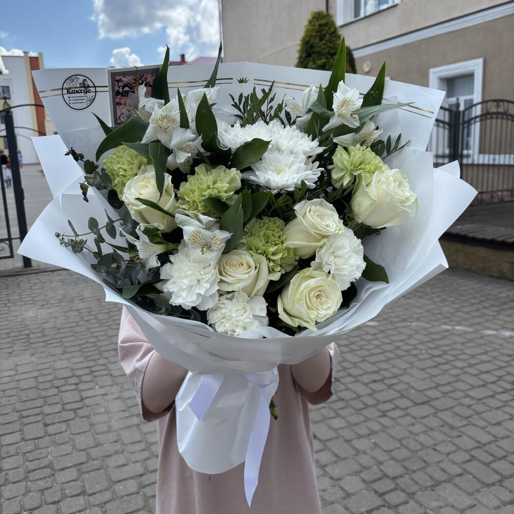 Букет «Модерн» из белых роз, хризантем, диантусов, альстромерий и эвкалипта1