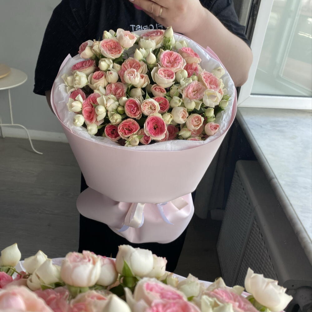 Нежные кустовые розы