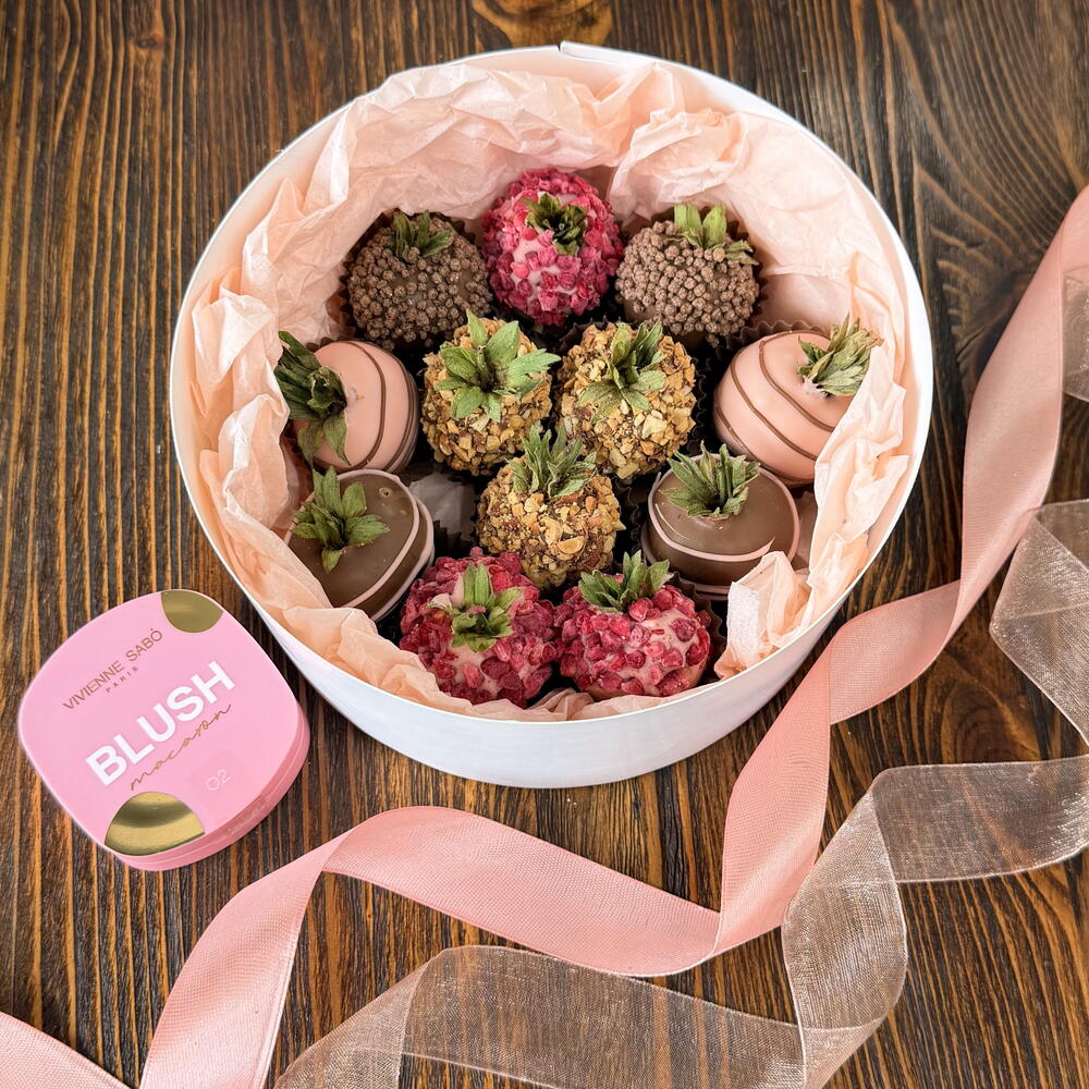 Клубника в шоколаде D16 + подарок от Vivienne Sabo — румяна MACARON