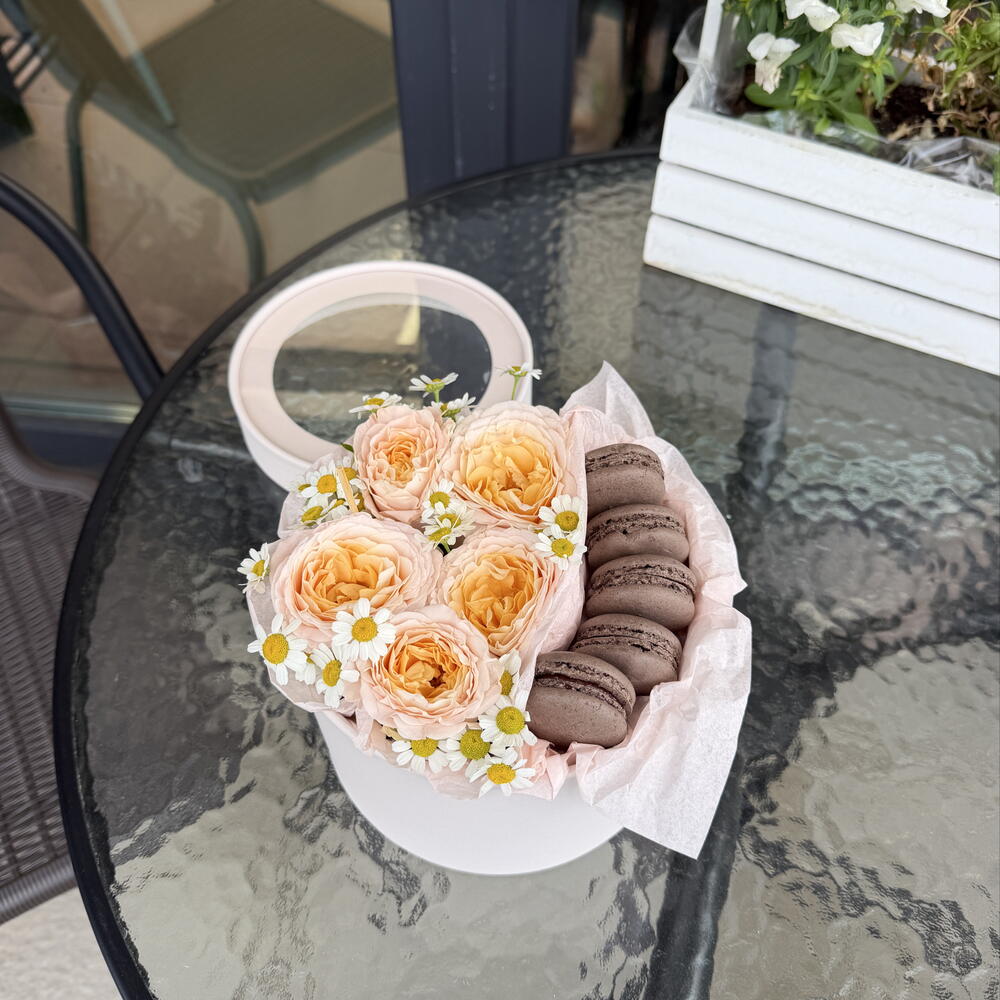 Коробочка с цветами и макаронс шоколад