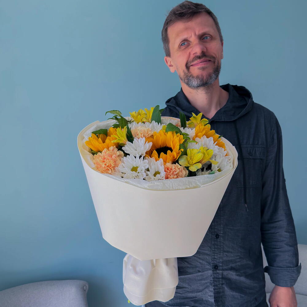 Букет из жёлтых подсолнухов и белых хризантем «Солнечный день» 🌻 41696