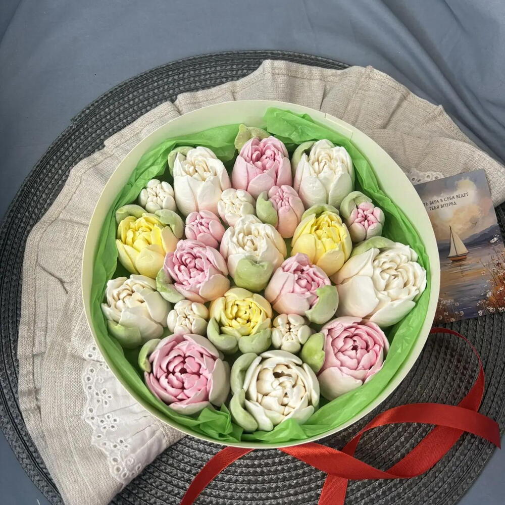 Зефирные тюльпаны микс в шляпной коробке
