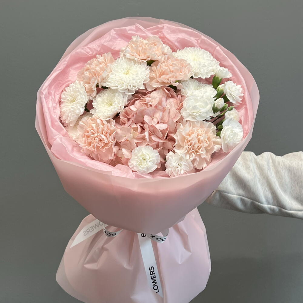 Сборный букет с гортензией, кустовой хризантемой и гвоздикой
