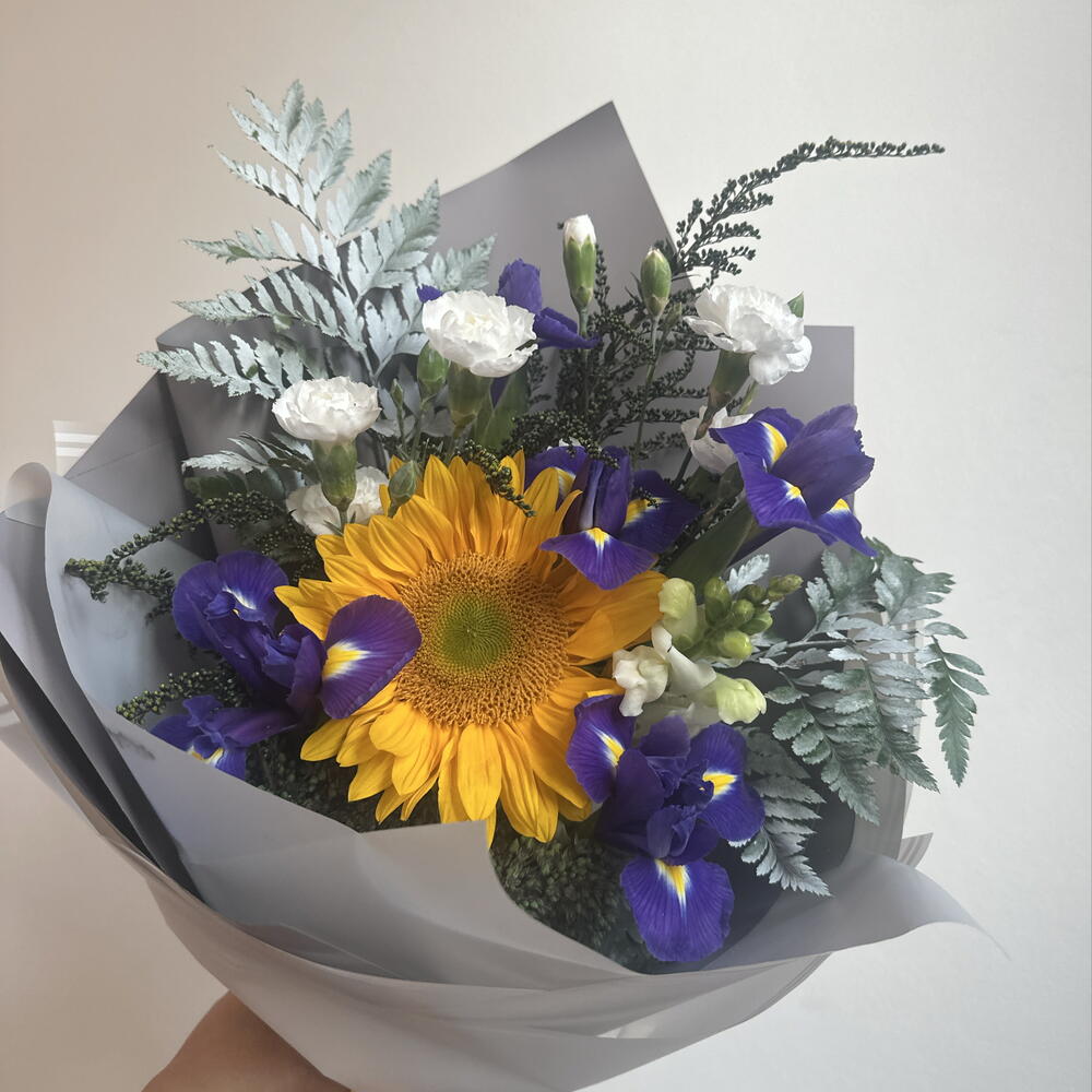 Букет с подсолнухом и ирисами 🌻