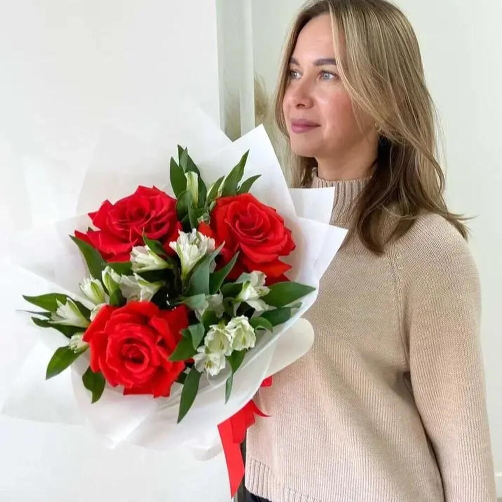 Алые розы и альстромерия