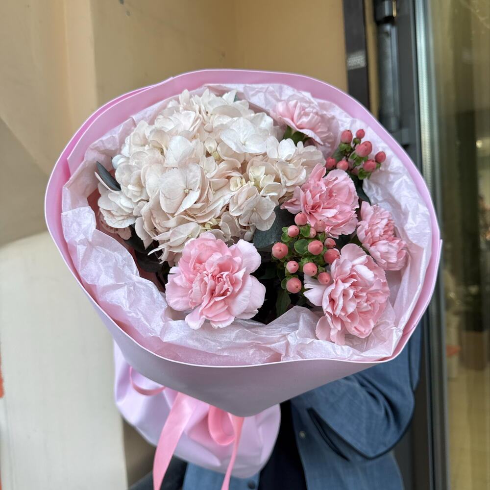 Ягодный букет 🍓 "Нежный шёпот" в составе гортензия, гиперикум PINK, диантусы