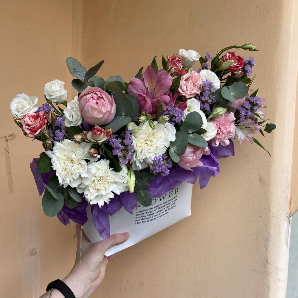 Композиция весенняя феерия 💐 «энтузиаст» в составе кустовая Роза JULIETT, диантусы, статица, эустома/лизиантус, эвкалипт