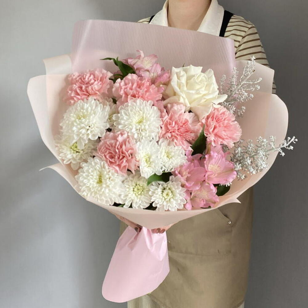 Нежный букет с французской белой розой,диантусами,седумом🌸🤍