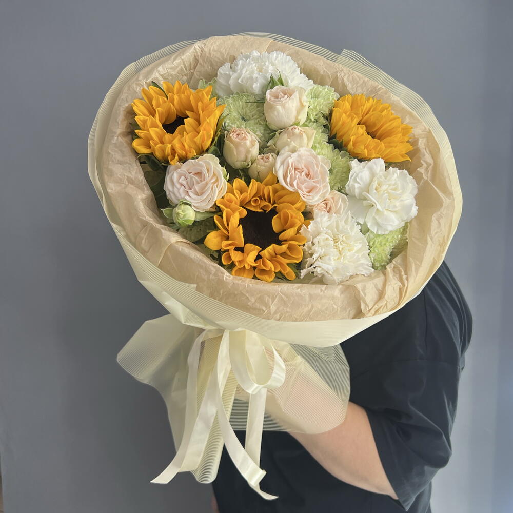Букет комплимент 🌼 солнечные подсолнухи 🌻🌻🌻 белоснежные диантус 🤍🌿 пионовидная кустовая Роза 🌸