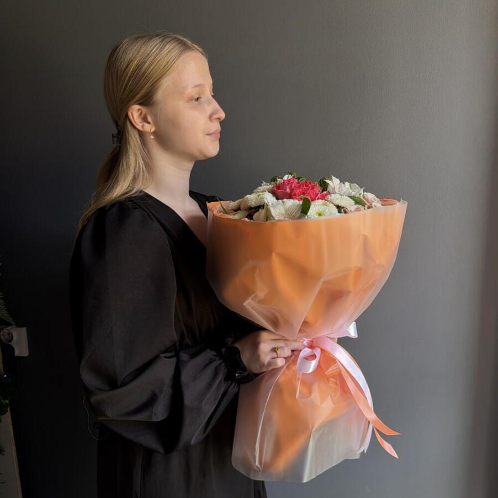 Пышный и яркий букет из ажурных роз, сортовых хризантем и изящных альстромерий