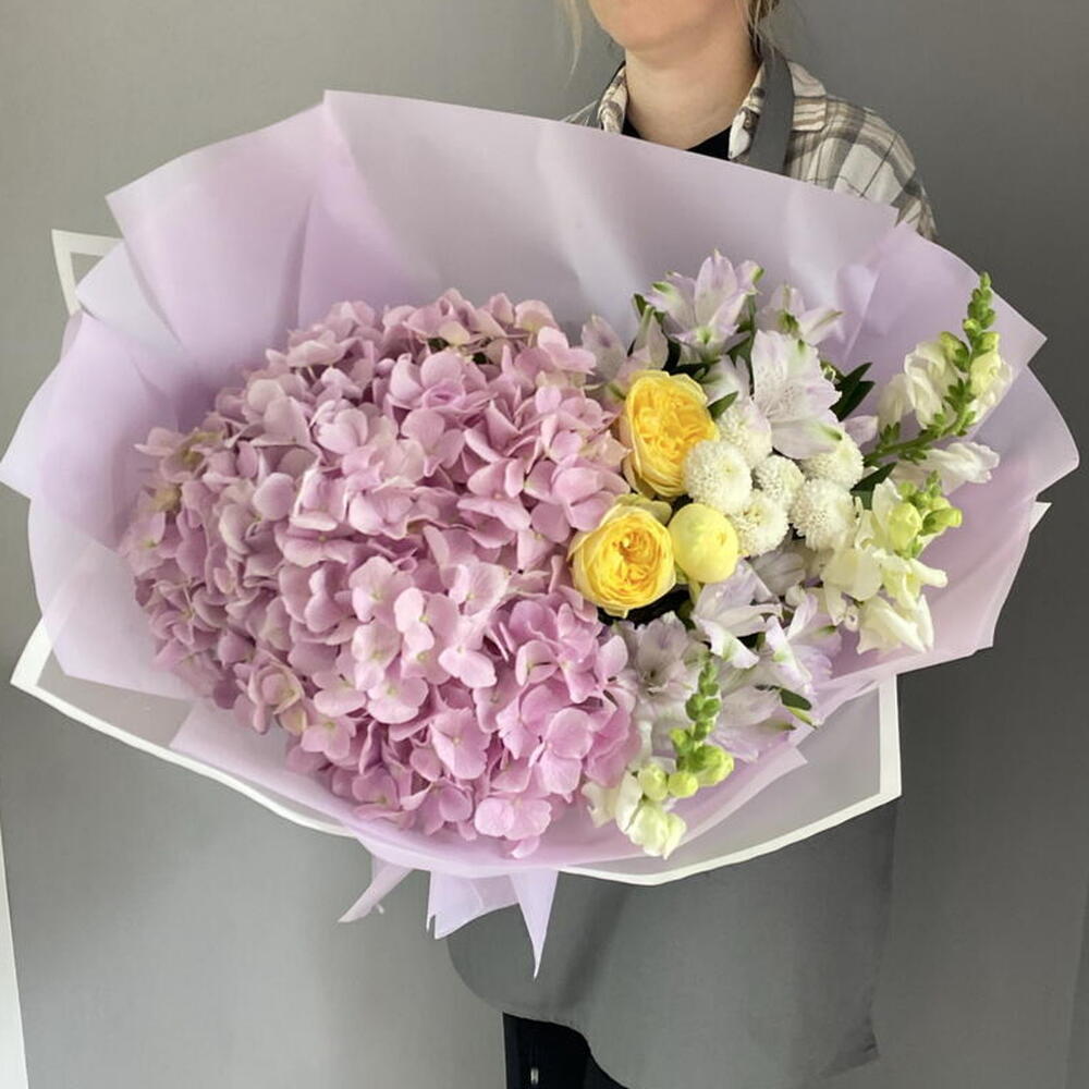 Букет с гортензией,антиринумом,пионовидной кустовой розой 💜