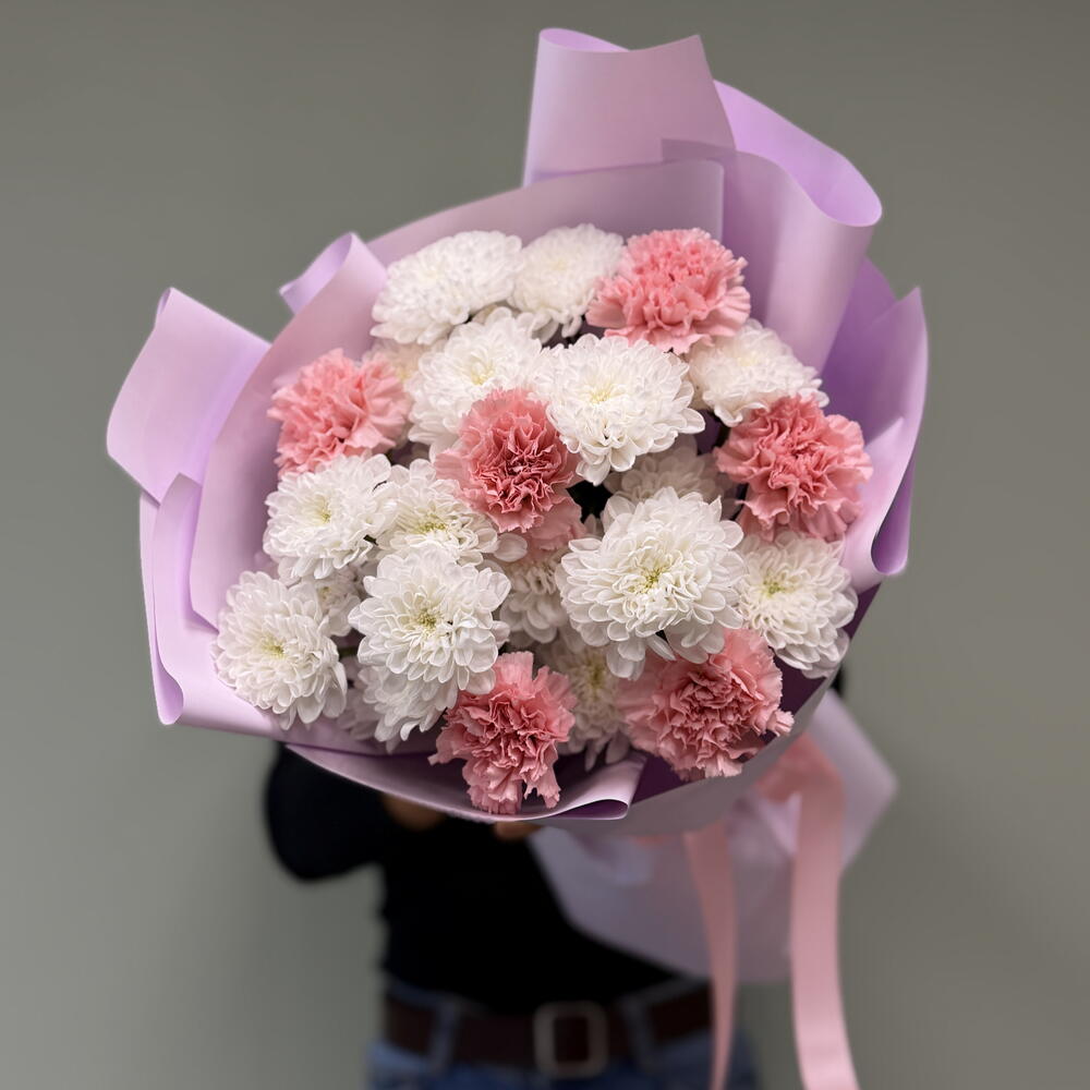 🌸 «Нежный дуэт: кустовые хризантемы и розовые диантусы» 🌸