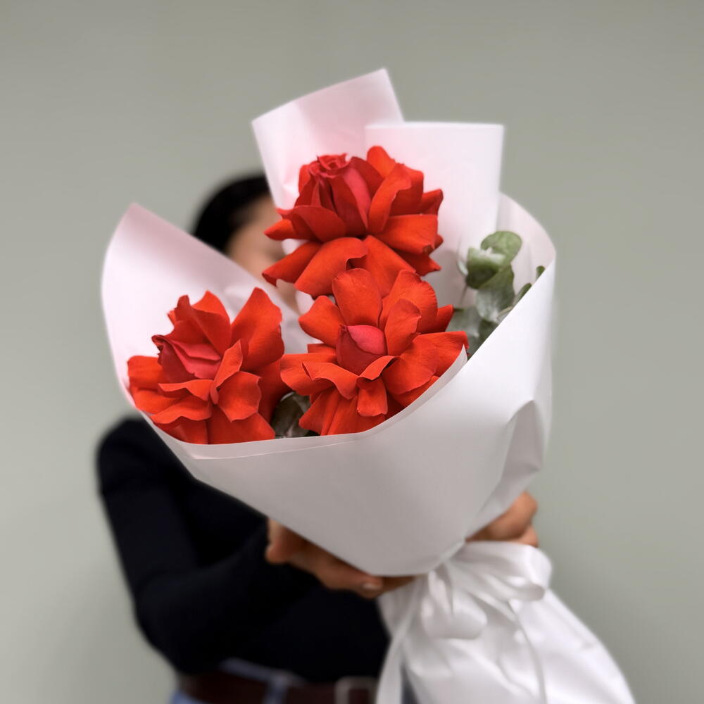 🌹 «Три розы Нина и эвкалипт: лаконичная элегантность»