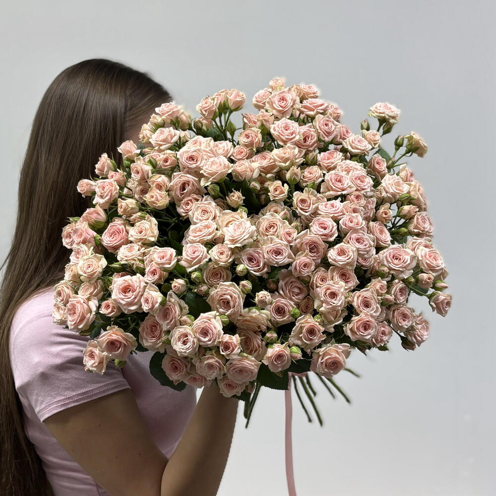 Нежный букет из 25 кустовых роз (60 см)