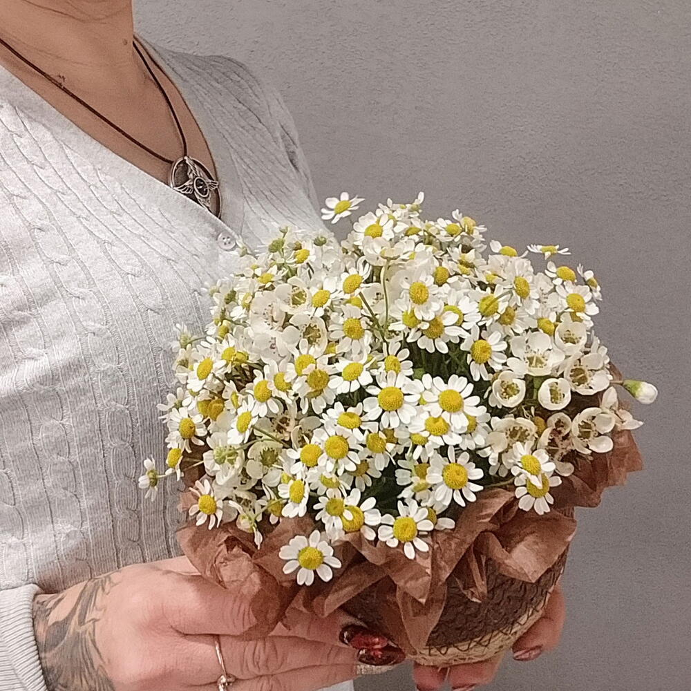 "От чистого сердца" ромашковая композиция в плетёной корзиночек для учителя