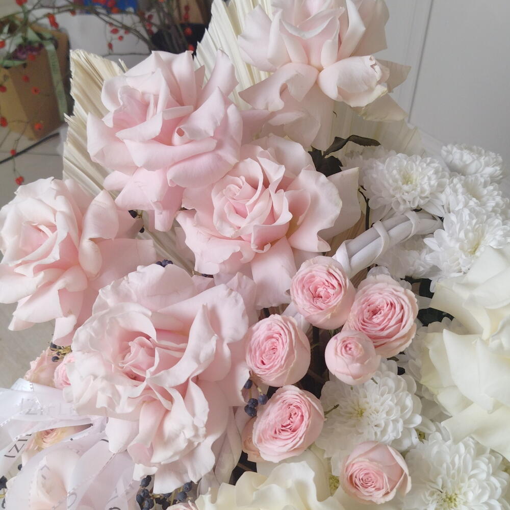 Шикарная композиция французских белых и розовых роз 🌸