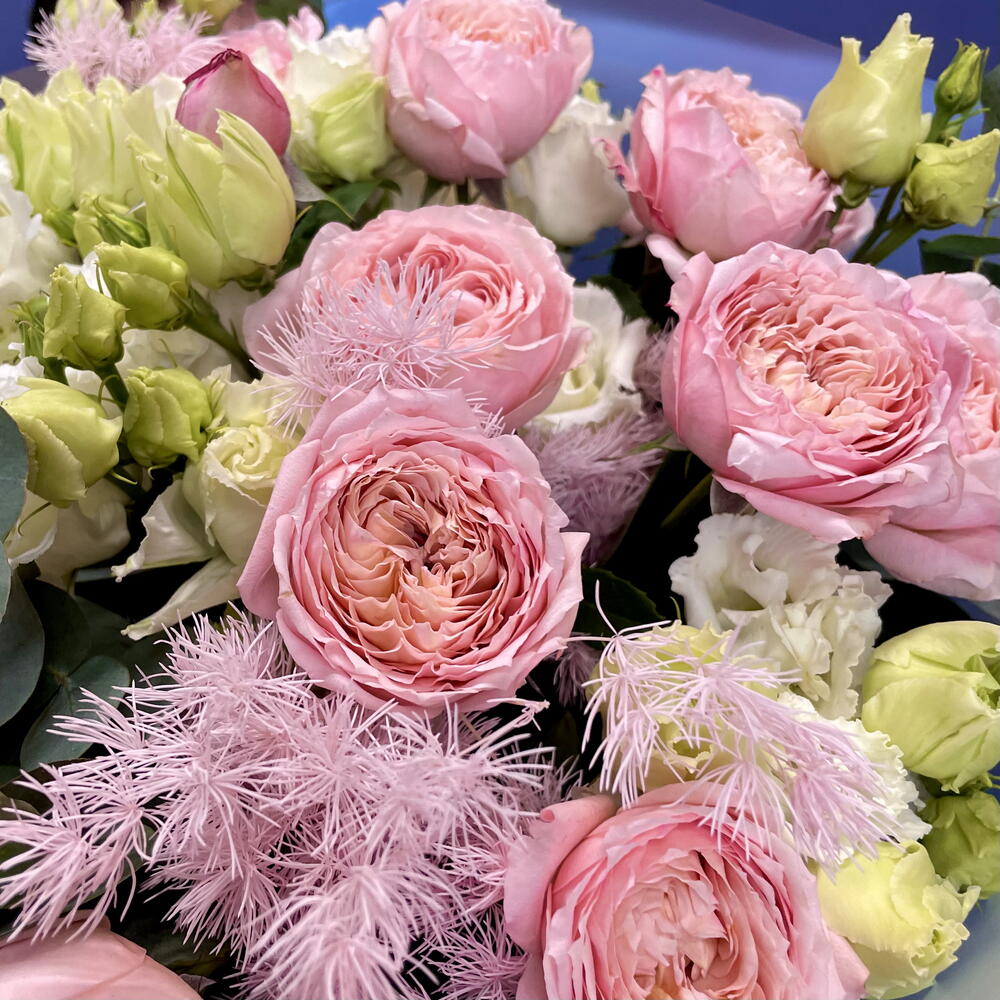 Букет кустовых роз с эустомой и аспарагус 🌸