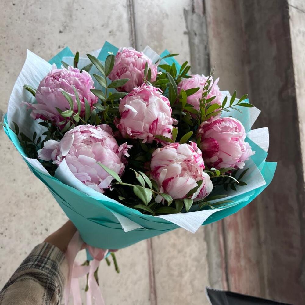 Пионы в яркой упаковке