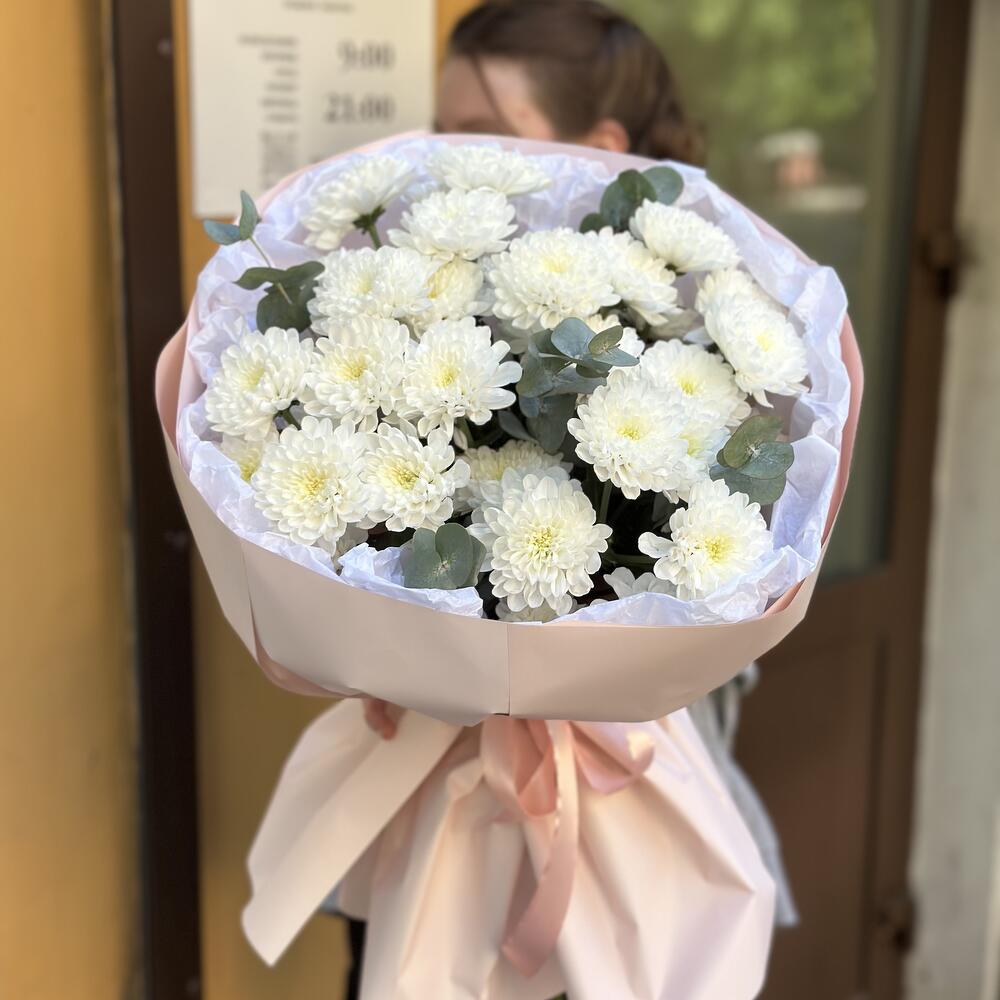 Букет из белых хризантем с эвкалиптом 🤍