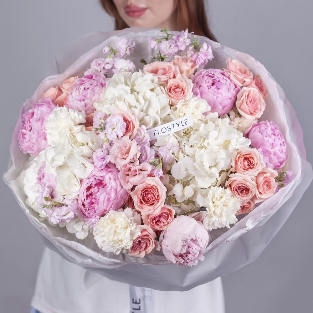 Букет с гортензией и пионами, кустовой розой Candy Rose