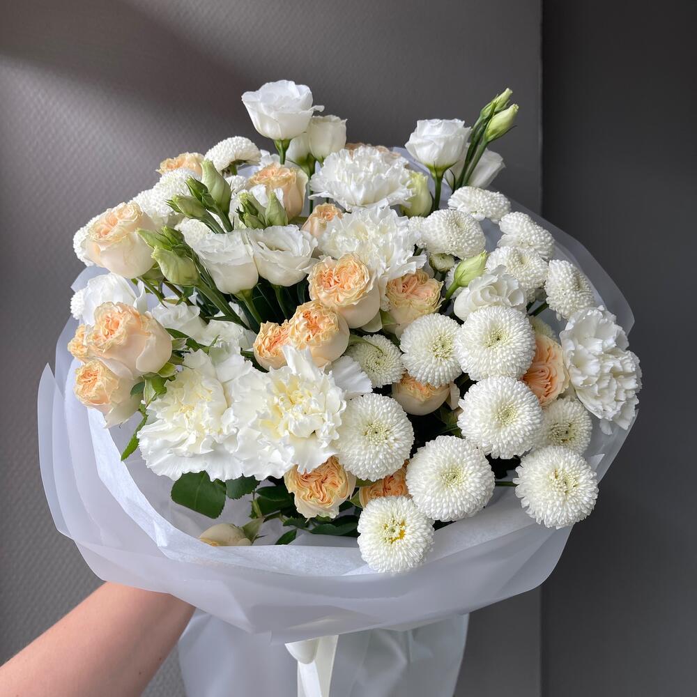 Сливочно-белый букет с пионовидными розами кустовыми