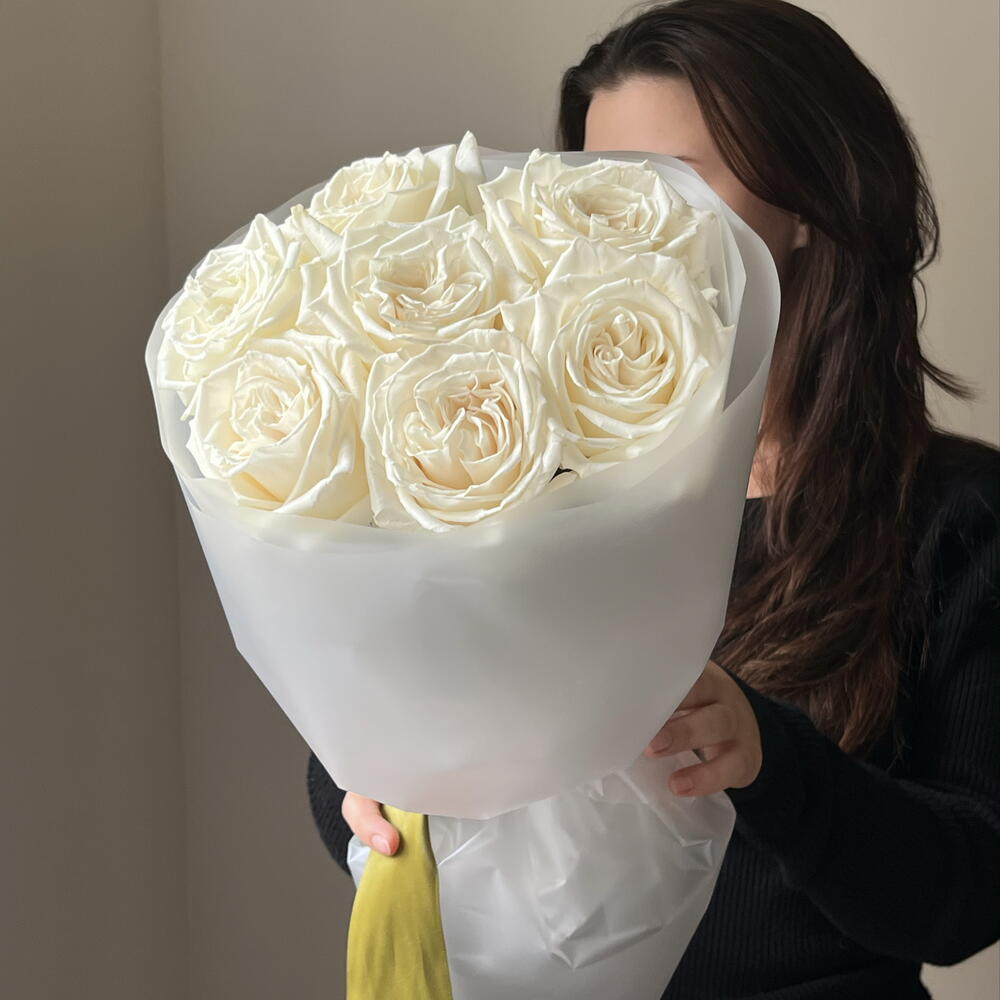 7 белых пион роз