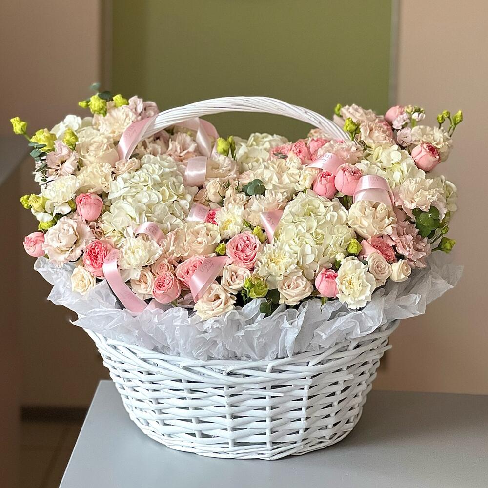 Большая корзина с гортензиями и пион.розами