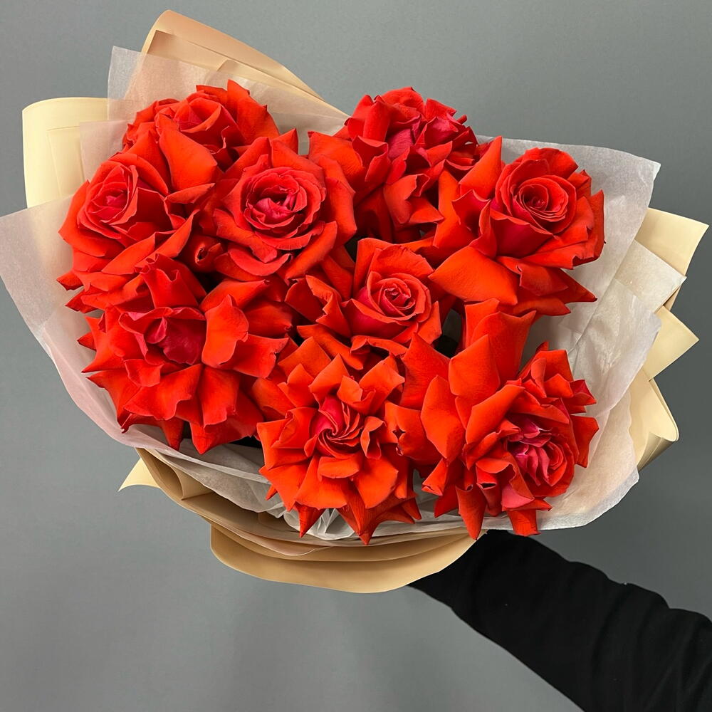 🌹 Букет «Алое Сердце» Элегантный букет из 9 французских роз сорта Нина — это воплощение страсти и утончённости