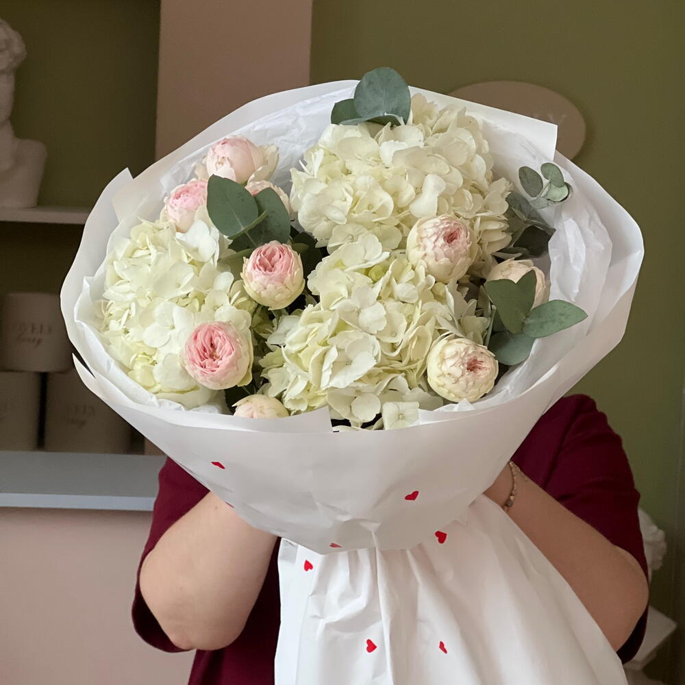 Букет с гортензией и пион.розами