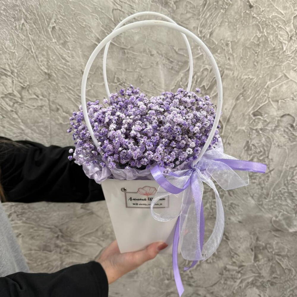 Композиция из фиолетовой гипсофилы