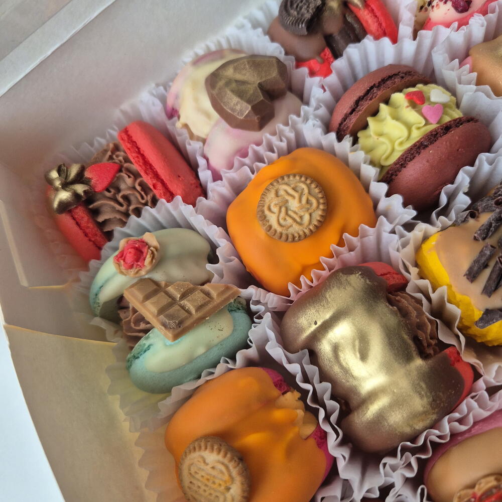 Assortment of 16 macarons