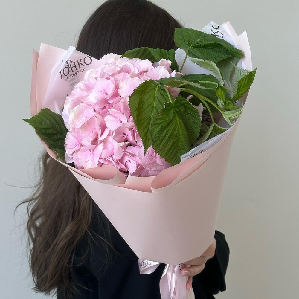 Букет с гортензией и малиной 🌸