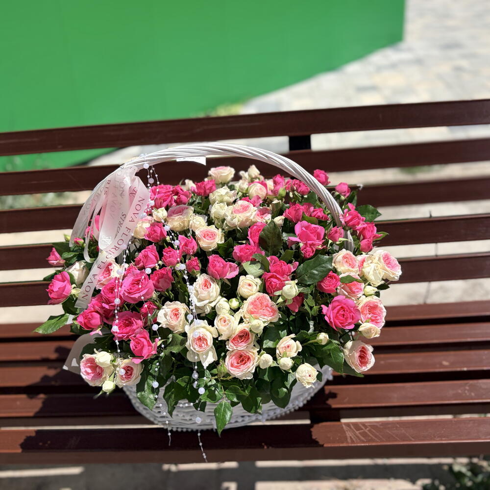 Корзина  из кустов роз