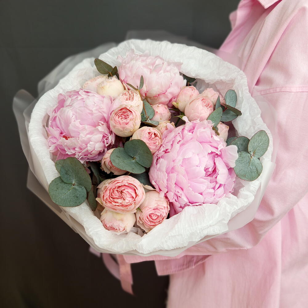 Букет с пионами "Сара Бернар"  и кустовой пионовидной розой