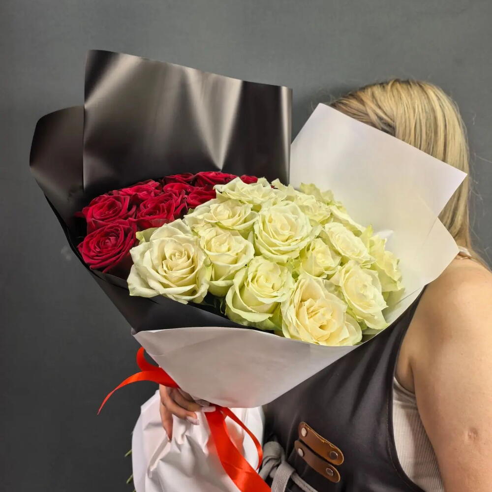 Белые и красные розы 🌹
