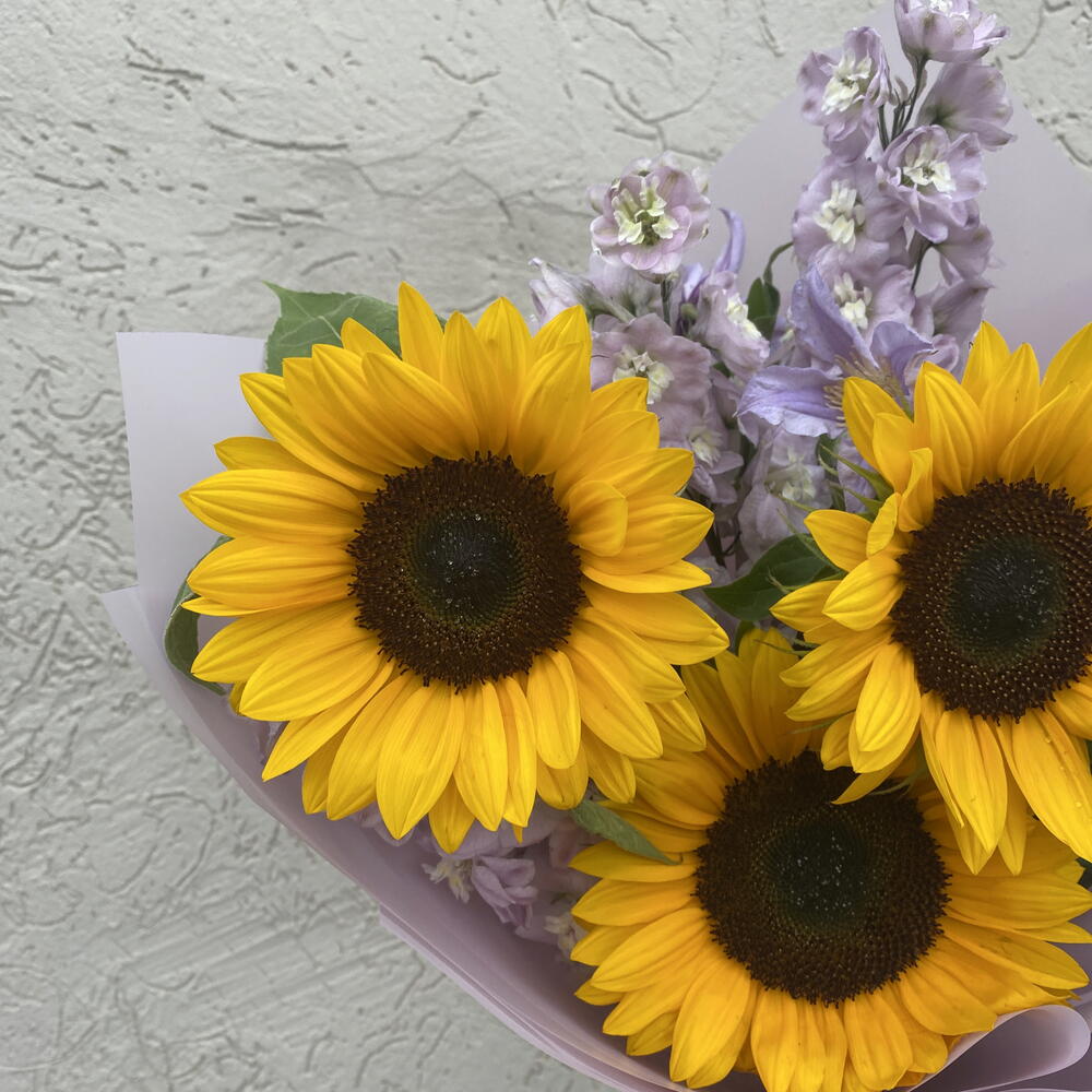 Букет на 1 сентября из подсолнухов, дельфиниумов и клематисов ️💕