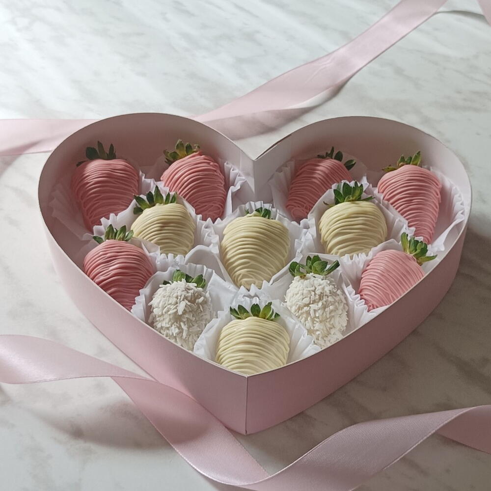 Клубника в белом и клубничном шоколаде в коробке сердце