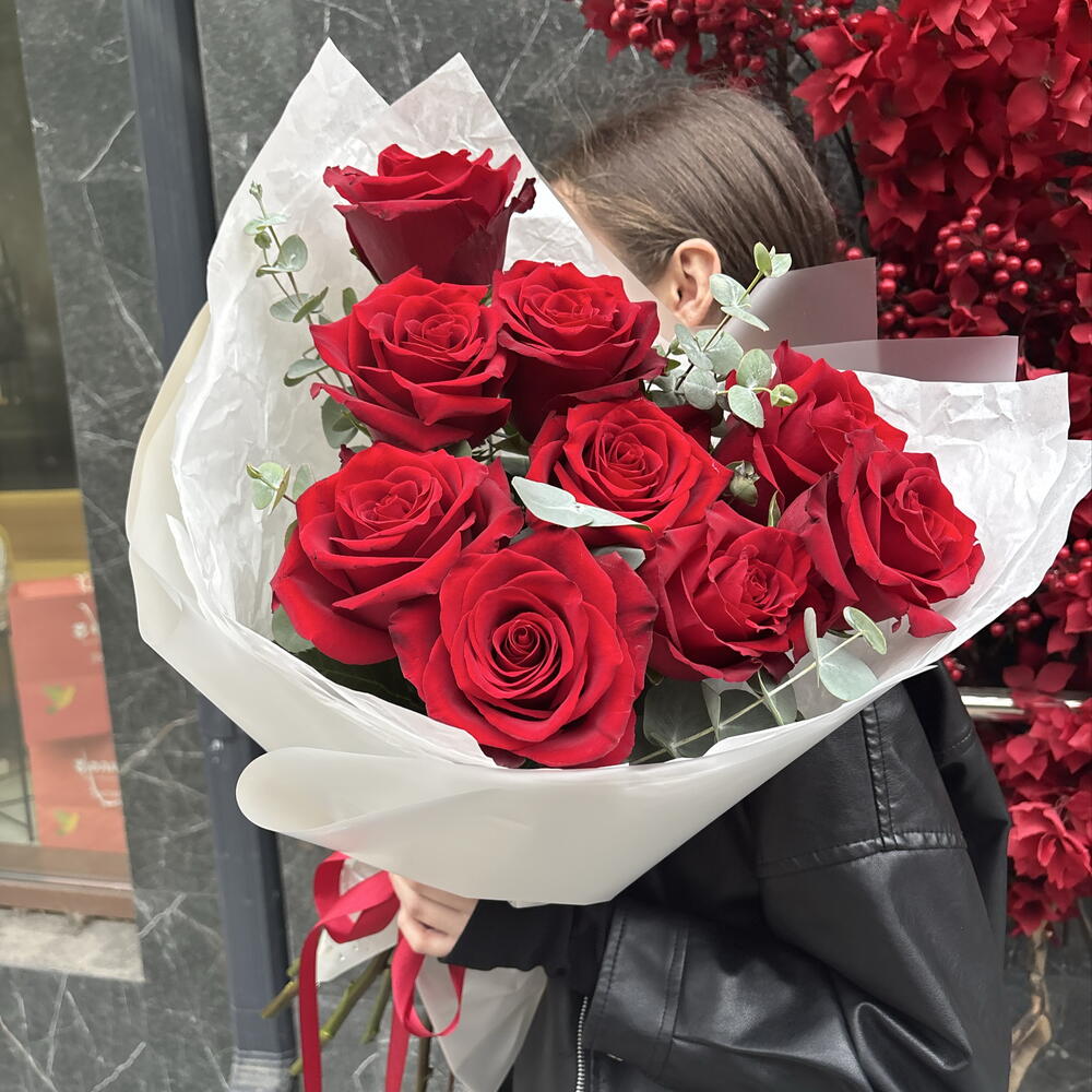 Красные розы с эвкалиптом 🌹