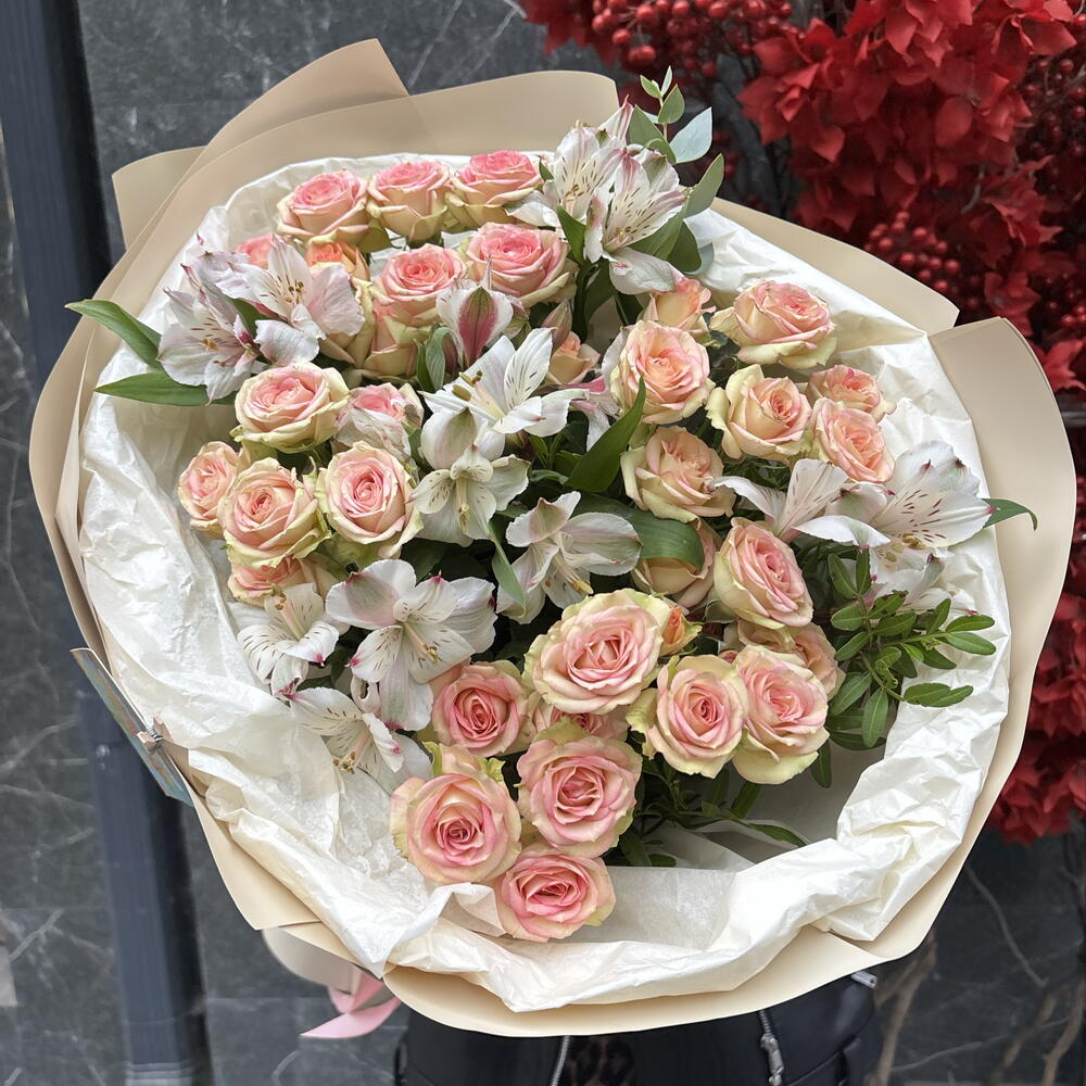 Прекрасные кустовые розы с альстромерией