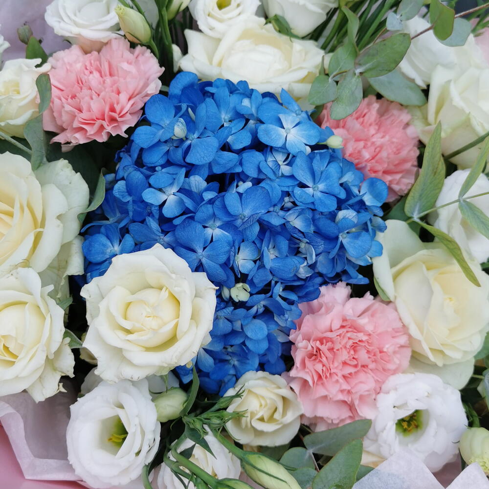Букет из роз, эустом и гортензии🌸