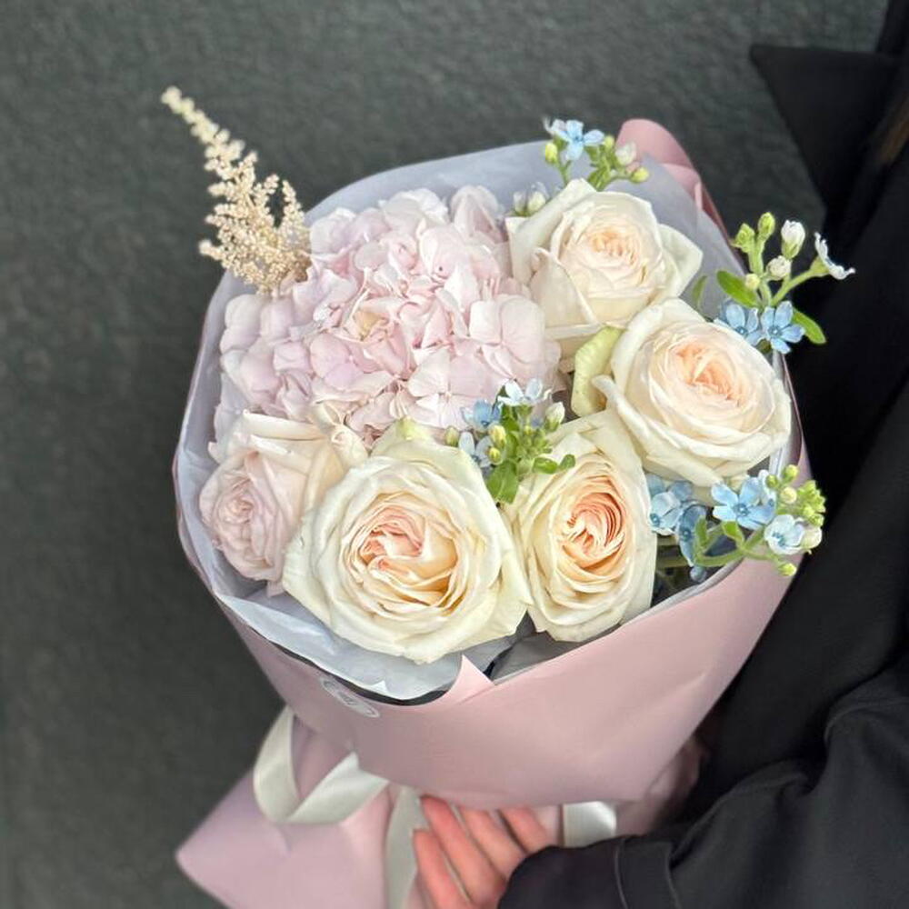 Букет с гортензией  и пионовидными розами White Ohara