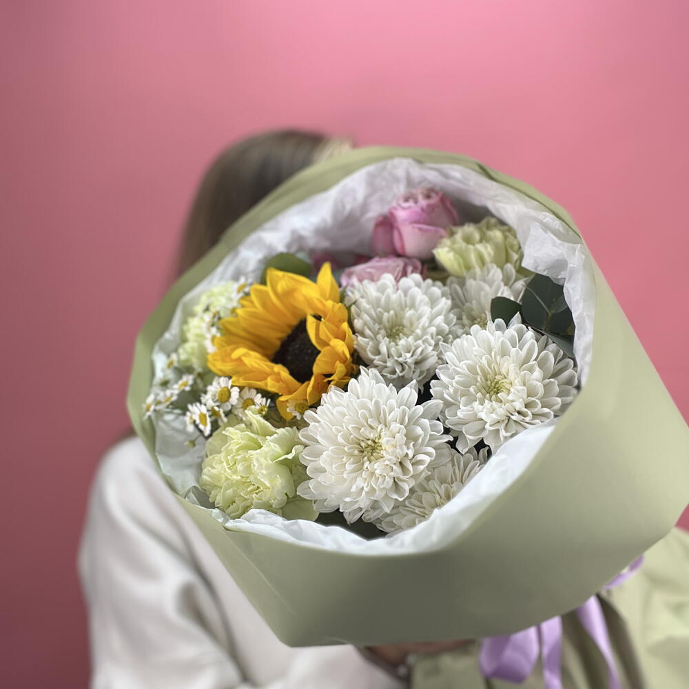 Комплимент с подсолнухом, хризантемой, кустовыми розами и диантусом лайм 🍋‍🟩