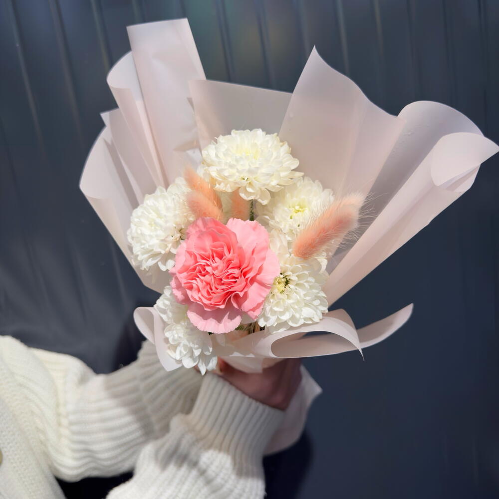 Мини-букет «Нежный комплимент» 💞 белая хризантема, диантус Букет-комплимент «Fluffy Soft»