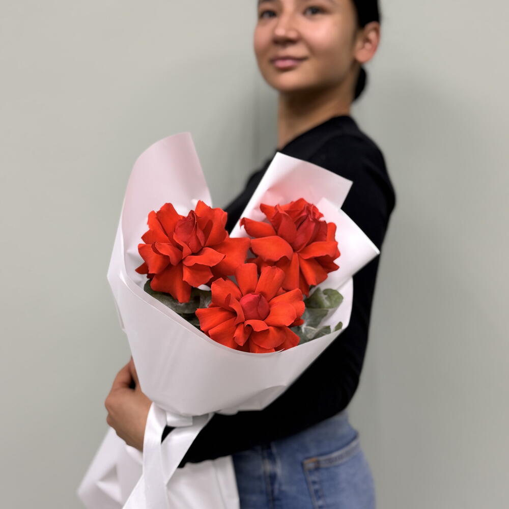 🌹 «Три розы Нина и эвкалипт: лаконичная элегантность»