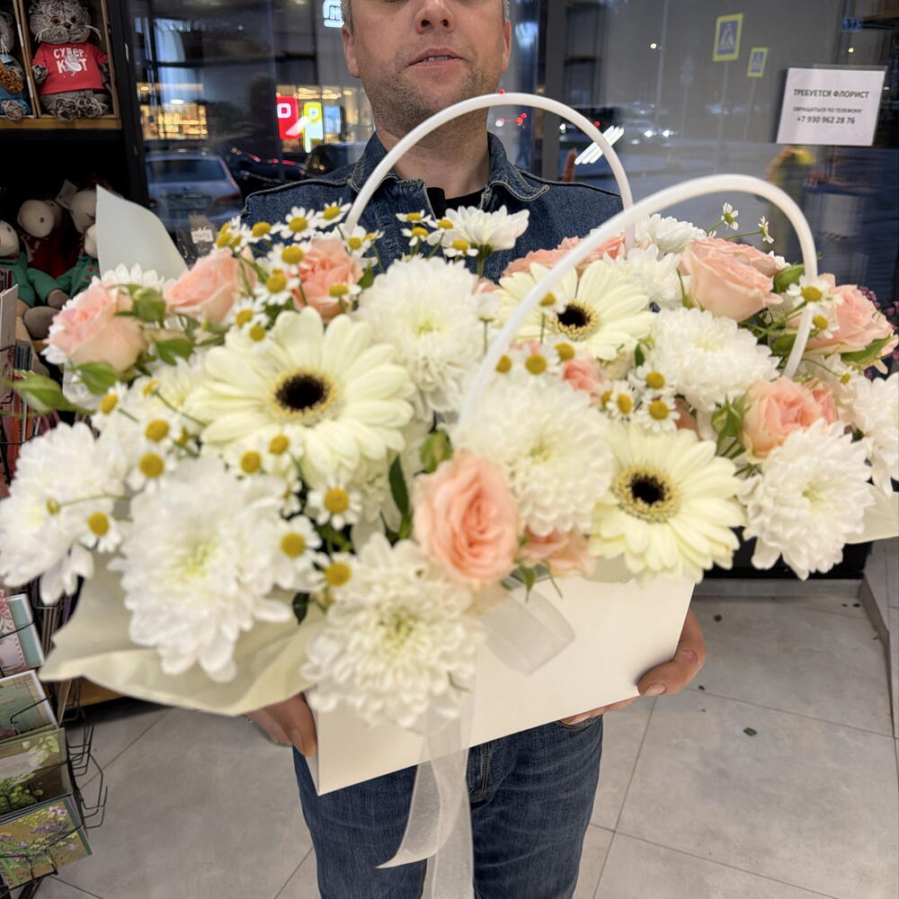 Нежная композиция из Гербер и хризантем в стильной сумочке 🌸