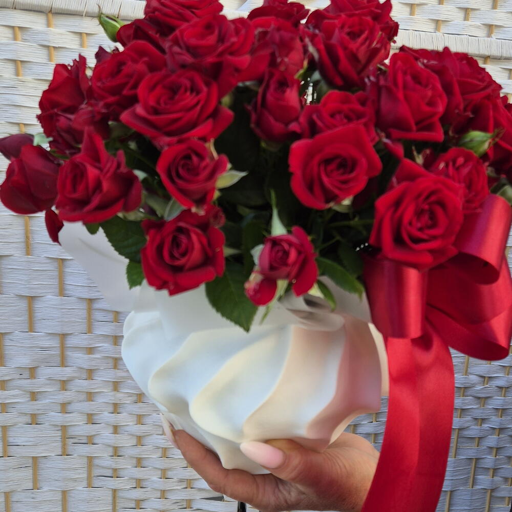 Amore в вазе (роза кустовая)