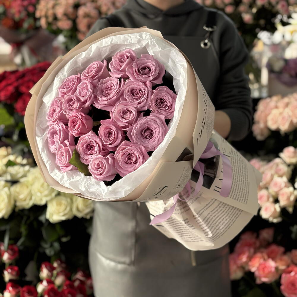 Poesia Rosa — букет из 19 лавандово-розовых роз в винтажной упаковке