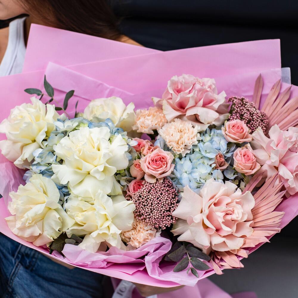 С кружевными розами и голубой гортензией, Цветы Казань, Татарстан ...