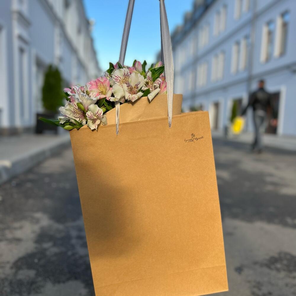 Альстромерии в крафтовом пакете, Цветы Санкт-Петербург, Ленинградская ...
